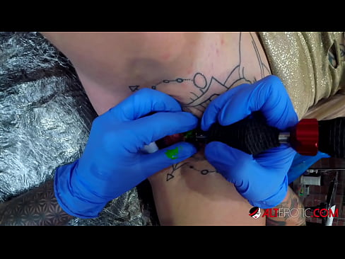 ❤️ Өте татуировкасы бар қыз Сулли Саваж клиторына татуировка жасады ❤️❌ Порно fb бойынша бізде ☑